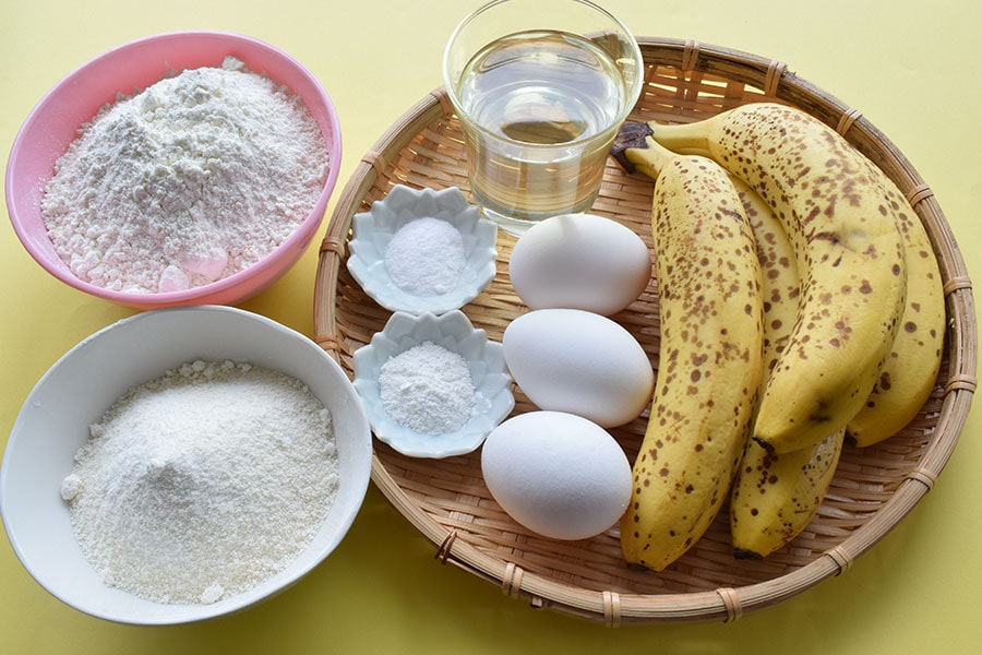 おもな材料は、バナナ、卵、サラダ油、ベーキングパウダー、重曹、小麦粉、砂糖。バナナは茶色の斑点が出るくらい完熟したものがいい。