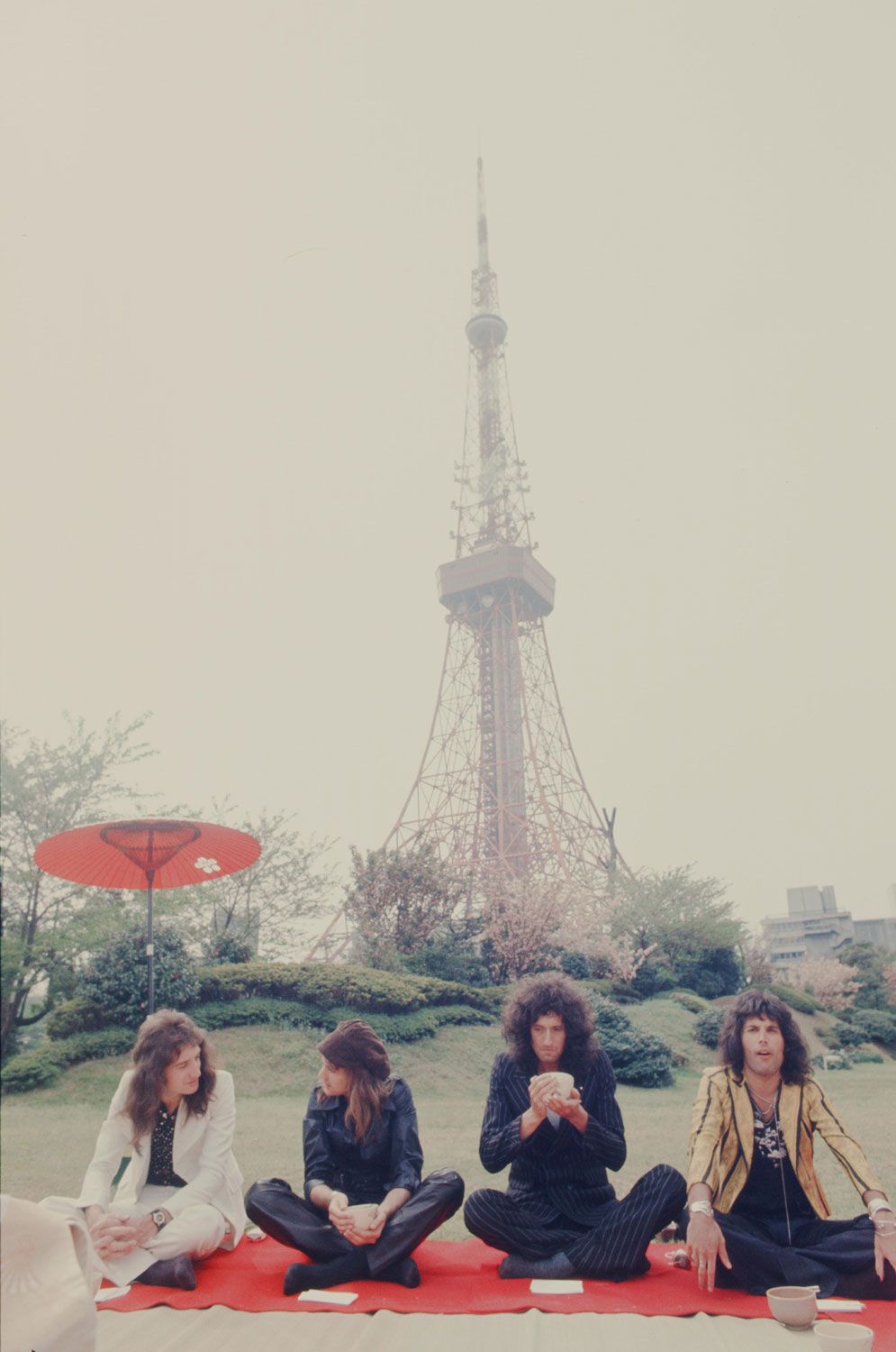 1975年、初来日したときのクイーン。初めての日本公演は、日本武道館で行われた　©getty