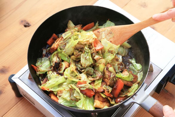 「キャベツの回鍋肉」マクロビレシピの作り方,鍋のかき混ぜ方写真