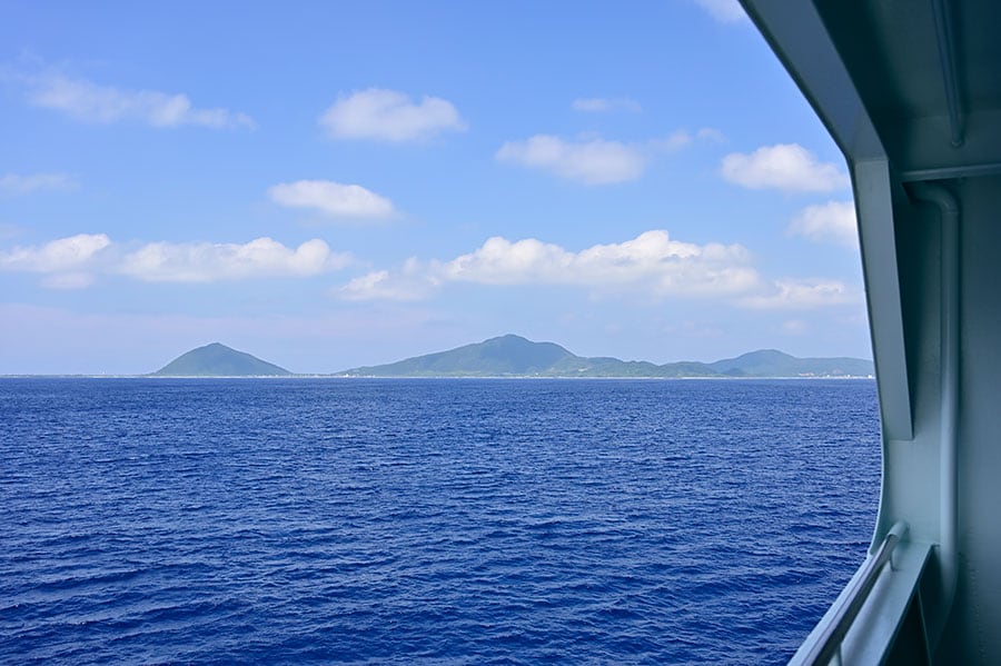 「フェリーいへやⅢ」から眺める伊平屋島。
