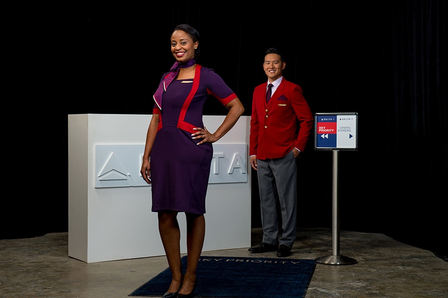 空港の女性地上職員のユニフォームには、パスポート・プラムの深い紫に深紅が効果的に配されたデザインのワンピースもある。