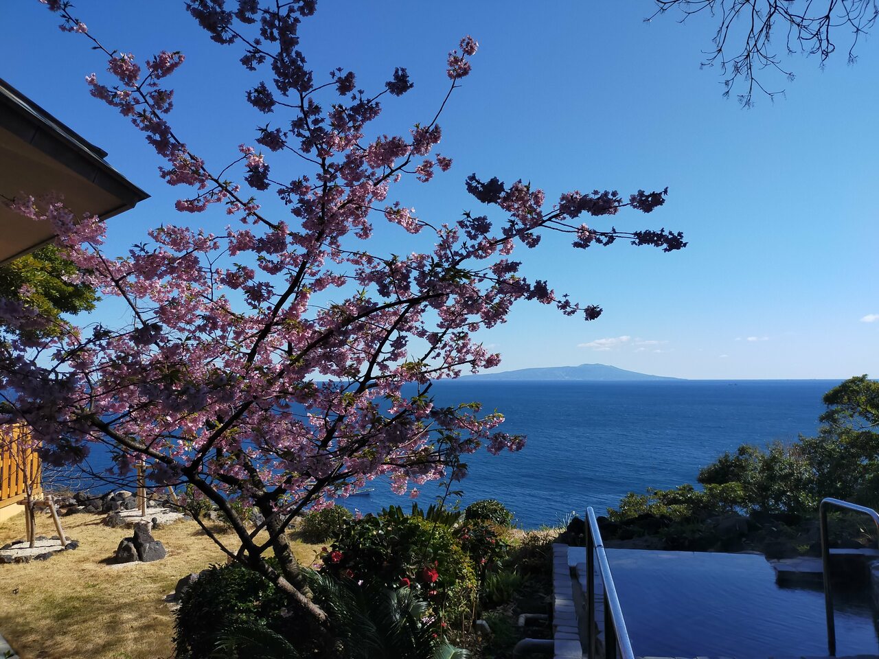 海と空の青に心奪われる露天風呂。