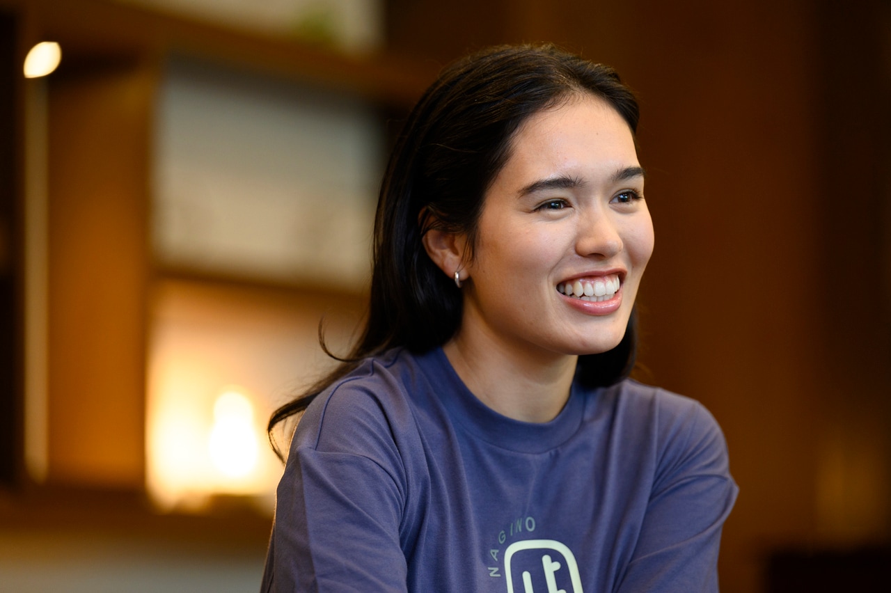 取材に笑顔で答える一ノ瀬メイさん。