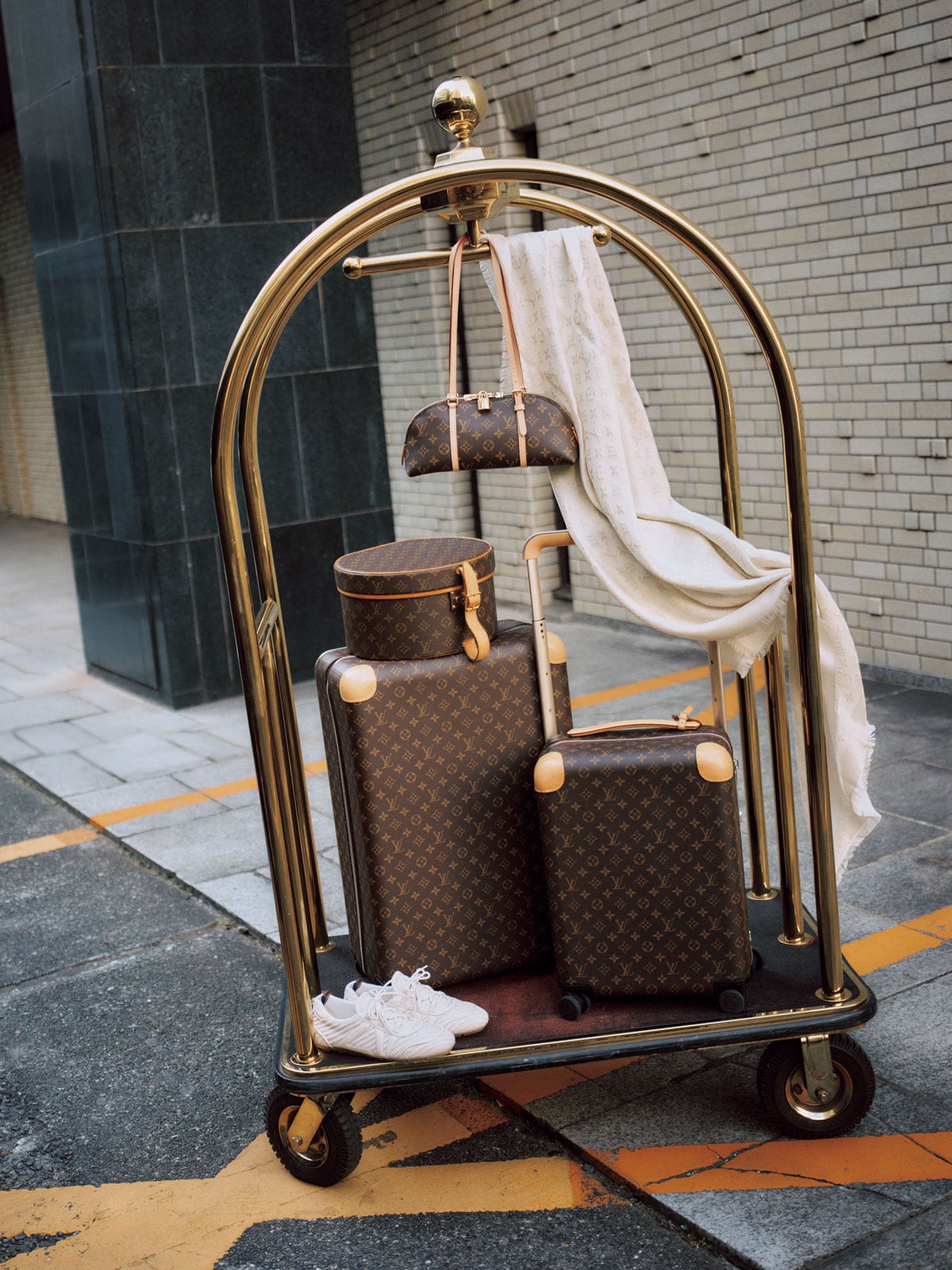 キャリーバッグ「ホライゾン 50」(H50×W36×D19cm)470,800円、「ホライゾン 70」(H68×W46×D26cm)599,500円、バッグ「スクワイア」(H14×W29×D14cm)348,700円、チャーム 148,500円、帽子ケース「ボワット･シャポー 30」(H30×W30×D16cm)979,000円、ストール「ショール･モノグラム シャイン」(H142×W142cm)スニーカー「LV スニーカリーナ バレリーナ」227,700円 参考価格／ルイ・ヴィトン