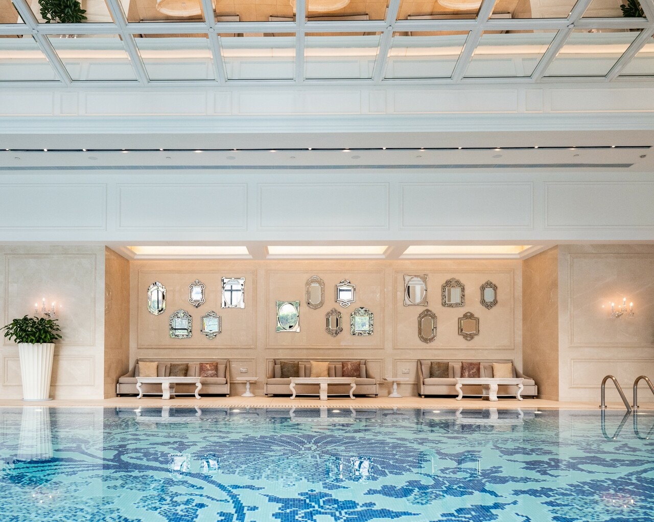 ソファを配して優雅にくつろげるプールサイド。