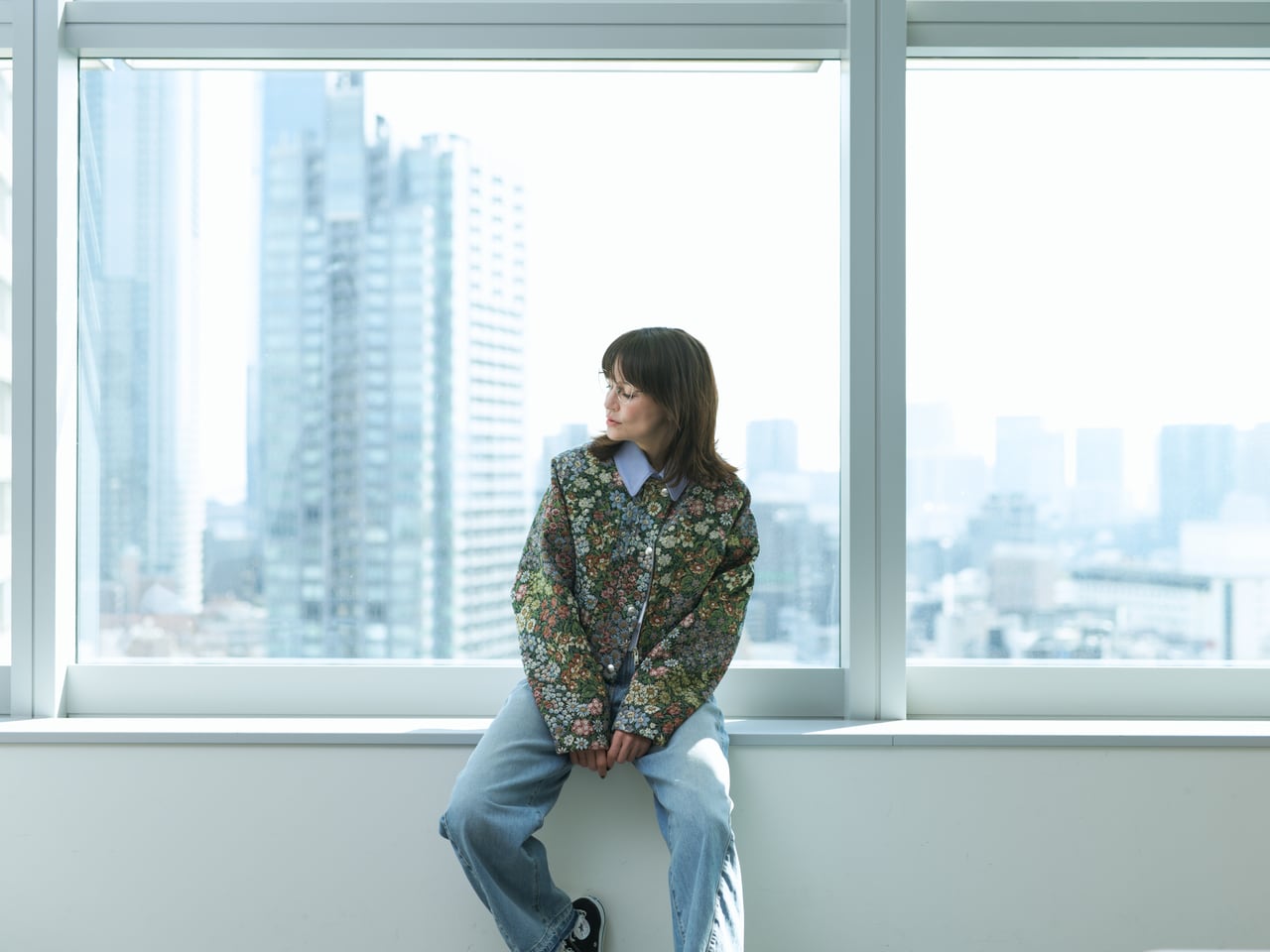 ジャケット¥149,600、デニムパンツ¥75,900／ともにMSGM(エムエスジーエム) (アオイ http://aoi-net.jp)、ピアス左耳 上のパール¥36,600、左耳 下¥84,700／ともにヒロタカ 表参道ヒルズ、アイウエア¥83,600／アーレム (グローブスペックス エージェント)、ピアス右耳、靴、インナー／本人私物