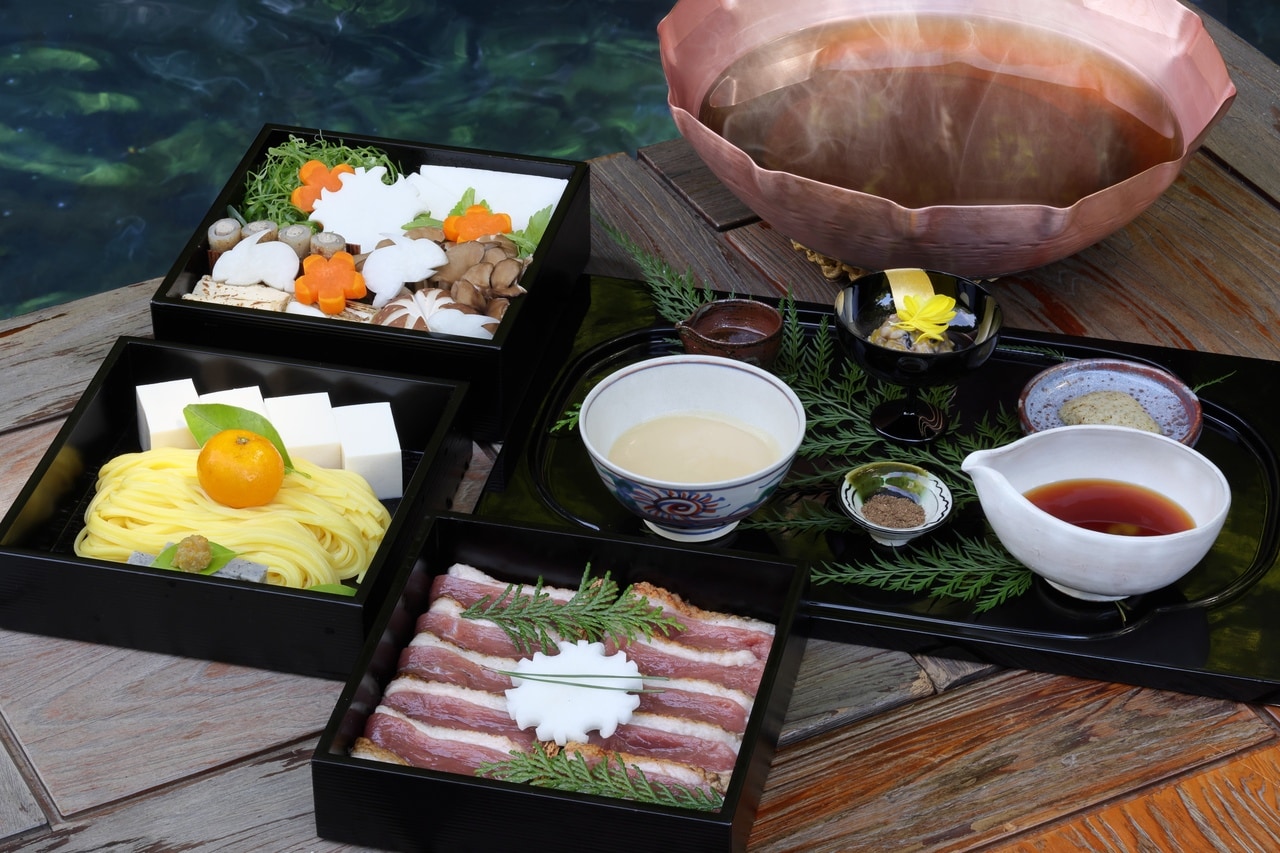 朝の鴨鍋は、平安時代の代表的な練香である「六種の薫物（むくさのたきもの）」から着想を得て、趣の異なる6種の味わいが楽しめる鍋になっている。