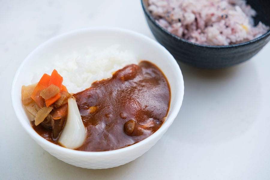 「ウェスティンカレー」。奥は雑穀米。