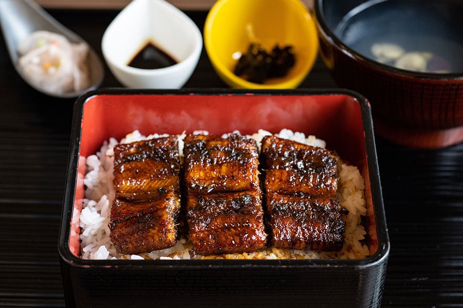 宍道湖のシジミのお吸い物が付いた、鰻重 4,500円。