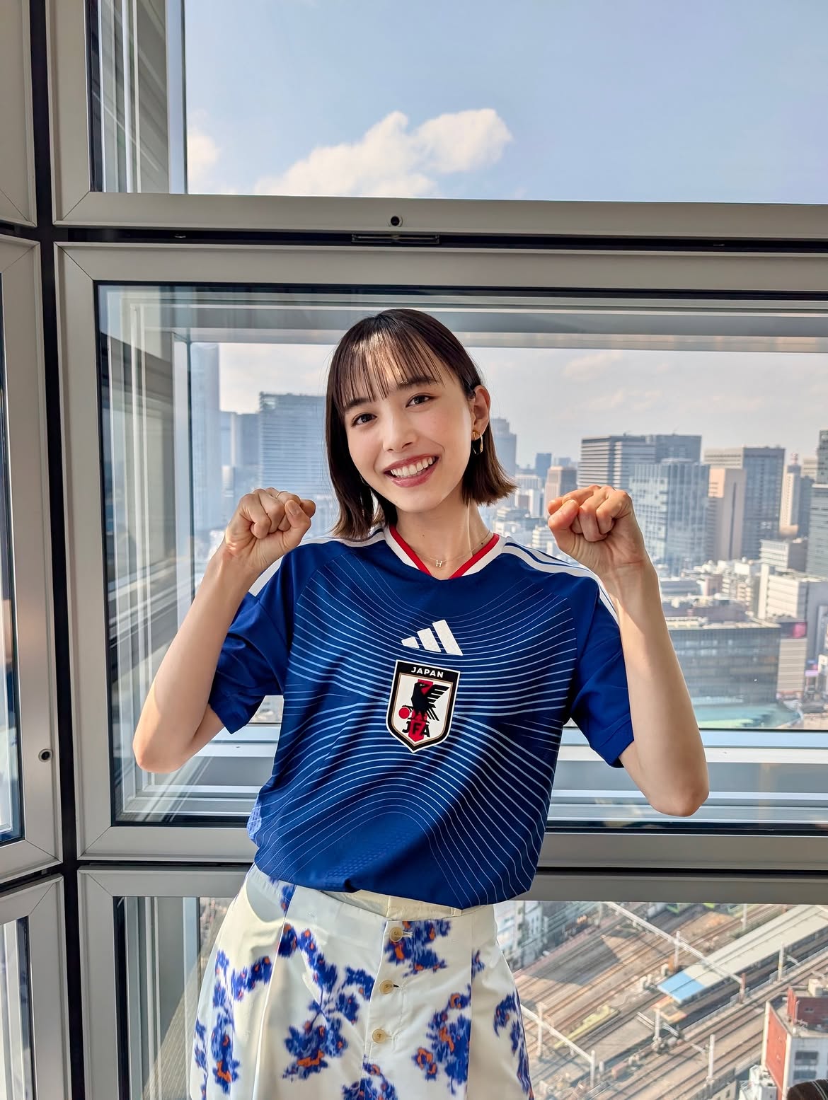 井桁弘恵さんの爽やかなユニフォームコーデ（井桁弘恵さんのマネージャーの公式Instagramより引用）