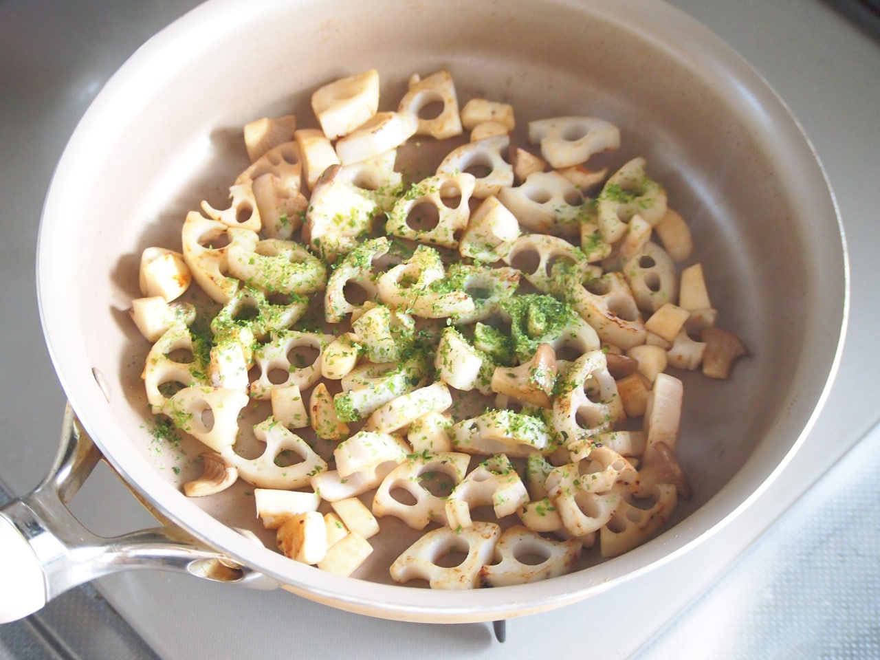 弱火でじっくり炒め、蓮根に火が入ったら、醤油、塩、青のりをふりかける。