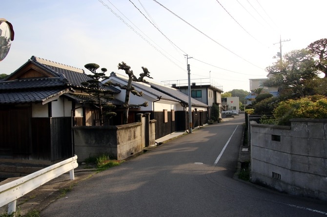 小島には民家が立ち並ぶ
