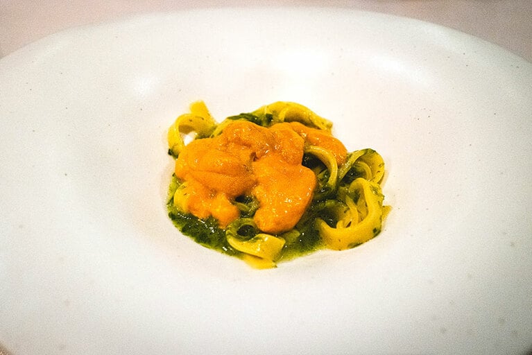 看板料理のウニと青のりのフィットチーネ。