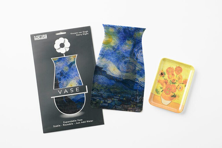 ［東京都美術館］左から：「フラワーベース ゴッホ 星月夜」1,760円、「アートトレイ ゴッホ ひまわり」1,100円。