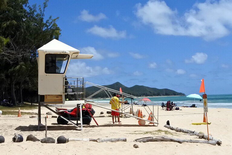 週末にはライフガードが監視しています。