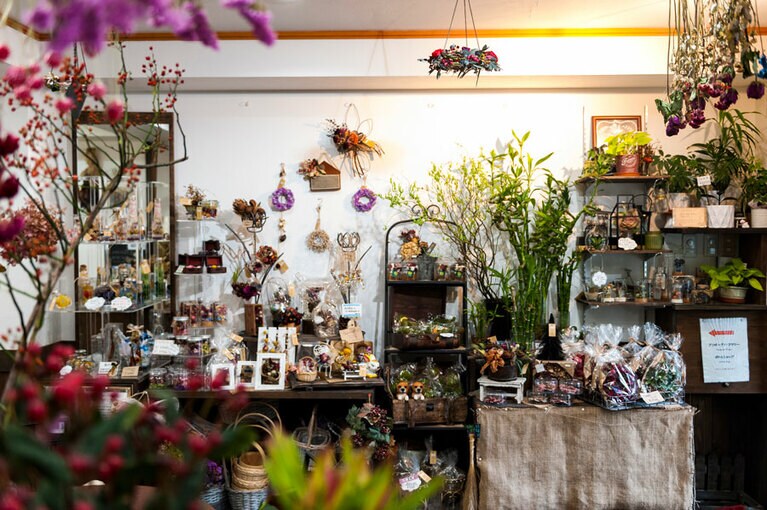 花屋さんではほかのお楽しみも。生花はもちろん、ドライフラワーや手作りのスワッグ、リースなどたくさん販売されています。