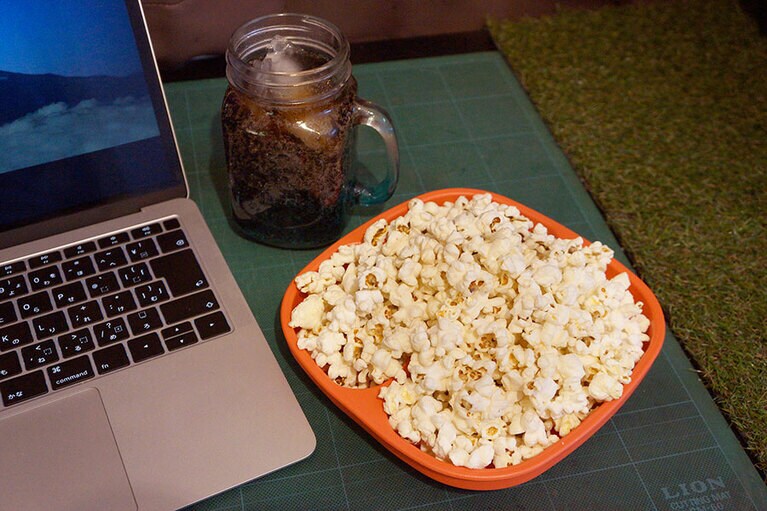 自室でお気に入りの映画を見ながらコークハイとともにむさぼれば、気分は映画館！