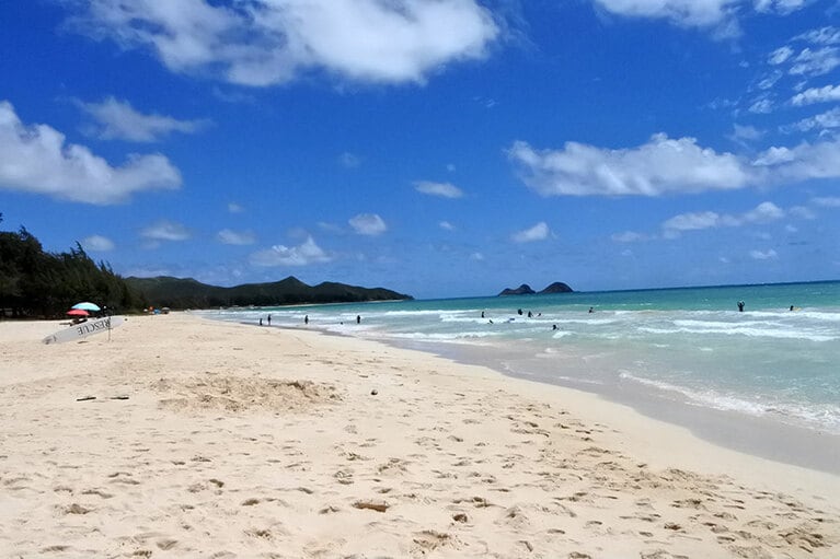 遠くの島影はラニカイのそばにあるモクルア島。