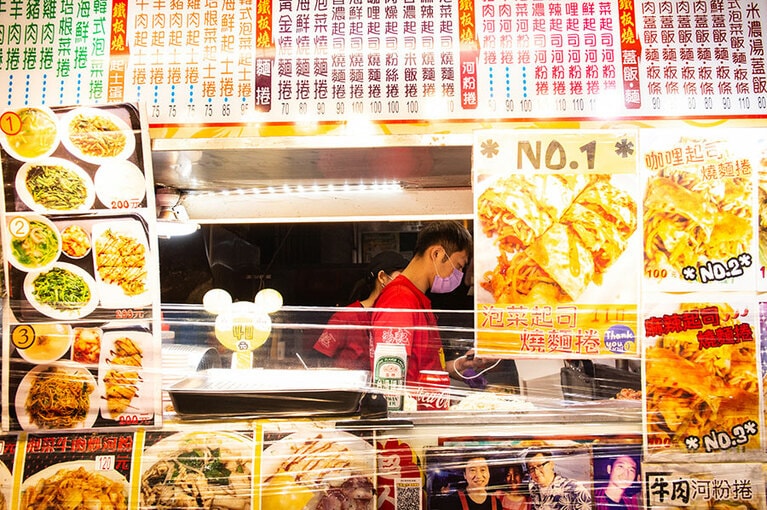 鴻記鐵板燒蔥餅捲(ホンチーティエバンシャオツォンビンジュエン)。