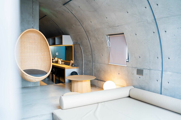 「現代の秘湯」をコンセプトにした室内はまさにエクスクルーシブ。