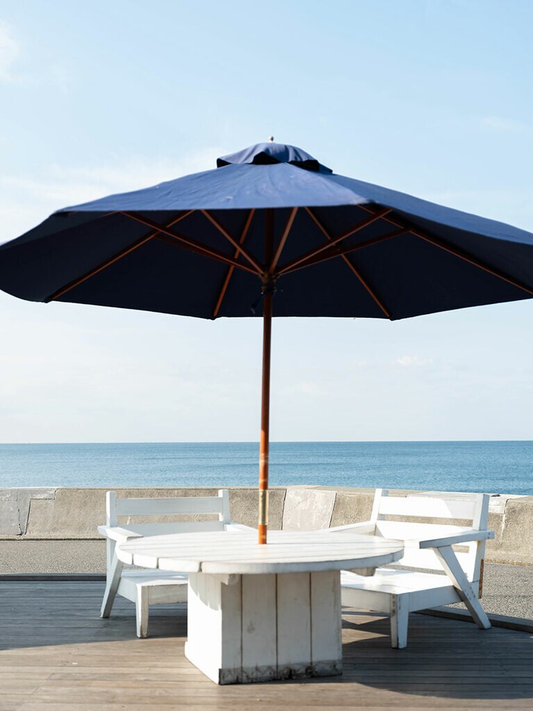 青と白のコントラストが美しいテラス席。