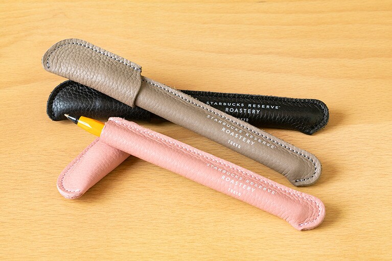 「スターバックス リザーブ ロースタリー レザーペンケース ピンク／ブラック／グレー」各1,800円。