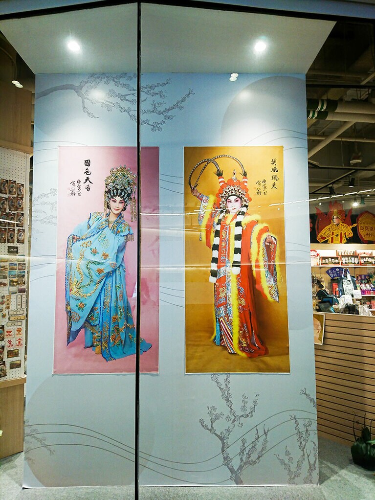 右：センタ内ーのギフトショップも今は休業中。©SK