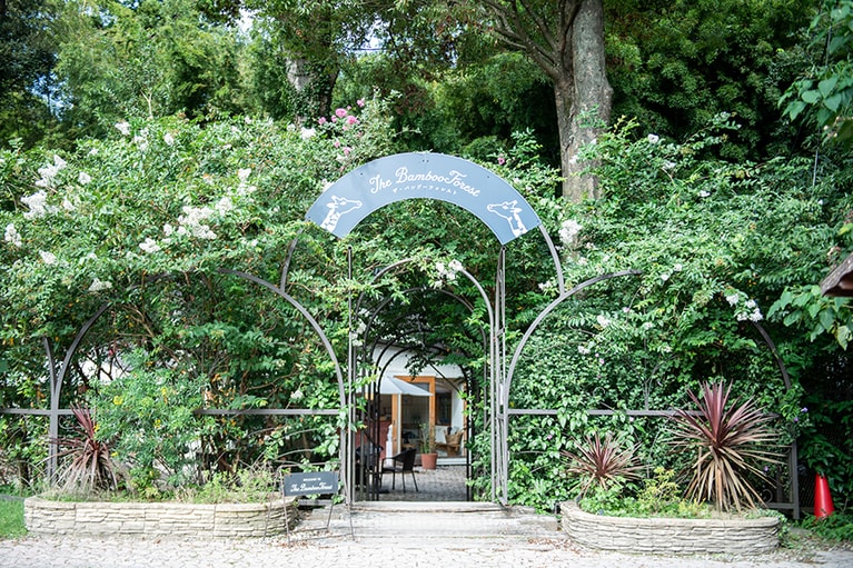 イギリスのガーデンを思わせるバンブーフォレストのエントランス。