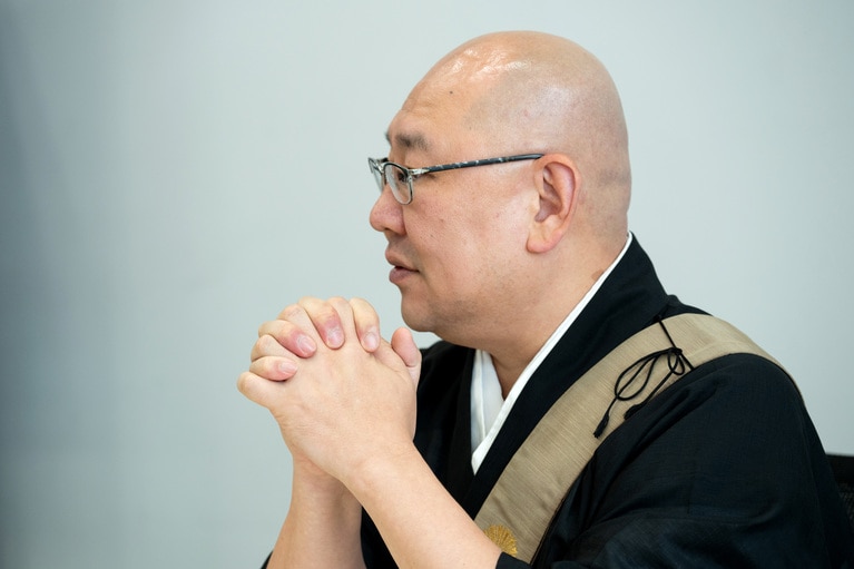 ときに優しく、ときに厳しい表情で語る三木住職。
