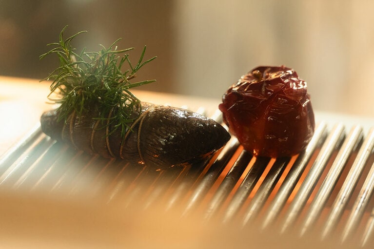 肉料理は薪火でじっくり焼き上げる。©Wataru Sato