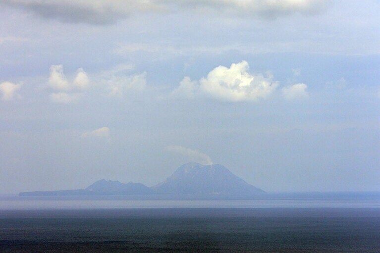 口永良部島から見た硫黄島。島影を見ながら、どんな人が住んでいるのかなぁ？ どんな風景なのかなぁ？ と想像を膨らましていました。
