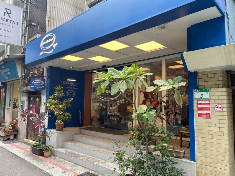 店内は3店舗の中で一番ゆとりがあるので、商品を見て回りやすい。