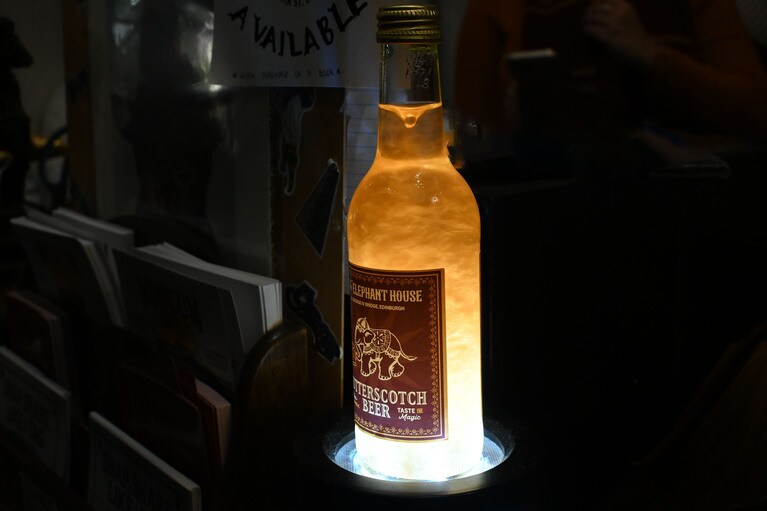 「魔法を見せてあげましょう」とバタービールに明かりをあてると……。