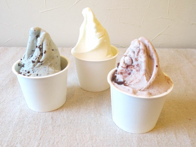 季節限定メニューもいろいろ。左から「チョコミント」「塩ミルク」「あずき」シングルカップ各367円。