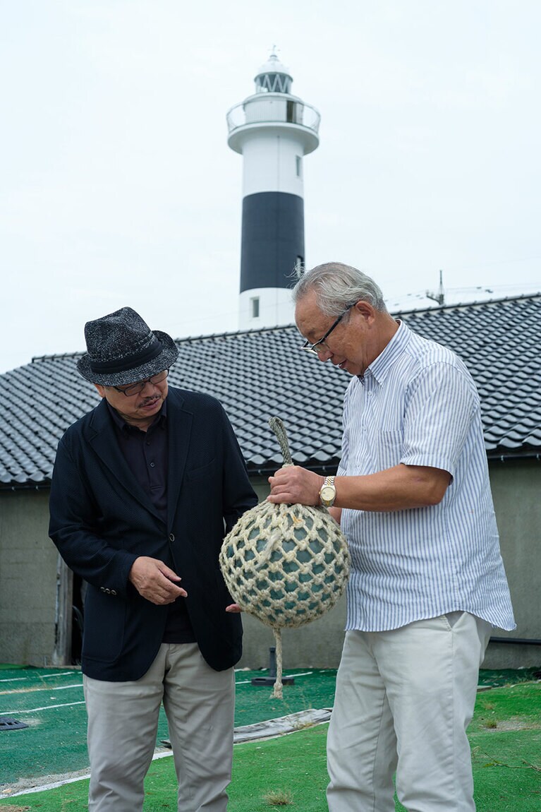 黒部観光ボランティアの会の松野均さん(右)。