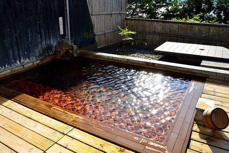 肌に優しいさらりとした泉質のナトリウム塩化物泉の露天風呂が自慢。🄫朱鷺伝説と露天風呂の宿 きらく