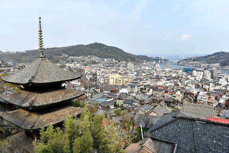 【尾道】尾道へは、広島駅から新幹線で約40分(新尾道駅)、福山駅から在来線で約20分(尾道駅)。