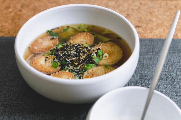 肉厚のホタテが入った「ハンド プルド ドウ スープ」。