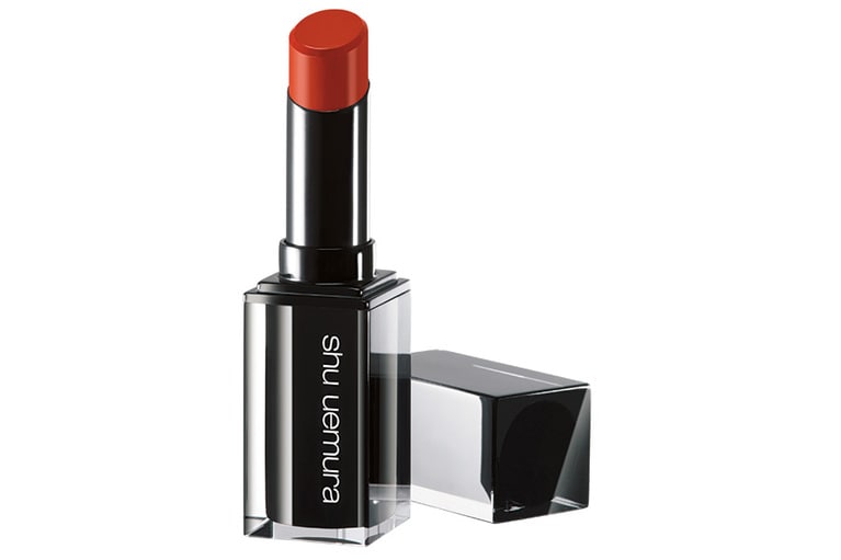 トレンドのブラウンをマット仕立てにアレンジ。肌になじみながらも、個性を放つクールな色味。ROUGE UNLIMITED MATTE M BR 784 3,300円／シュウ ウエムラ