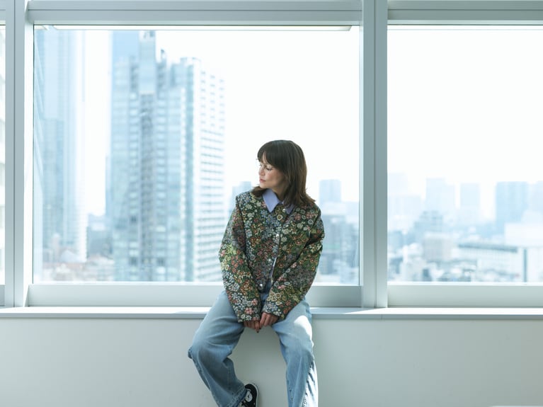 ジャケット¥149,600、デニムパンツ¥75,900／ともにMSGM(エムエスジーエム) (アオイ http://aoi-net.jp)、ピアス左耳 上のパール¥36,600、左耳 下¥84,700／ともにヒロタカ 表参道ヒルズ、アイウエア¥83,600／アーレム (グローブスペックス エージェント)、ピアス右耳、靴、インナー／本人私物