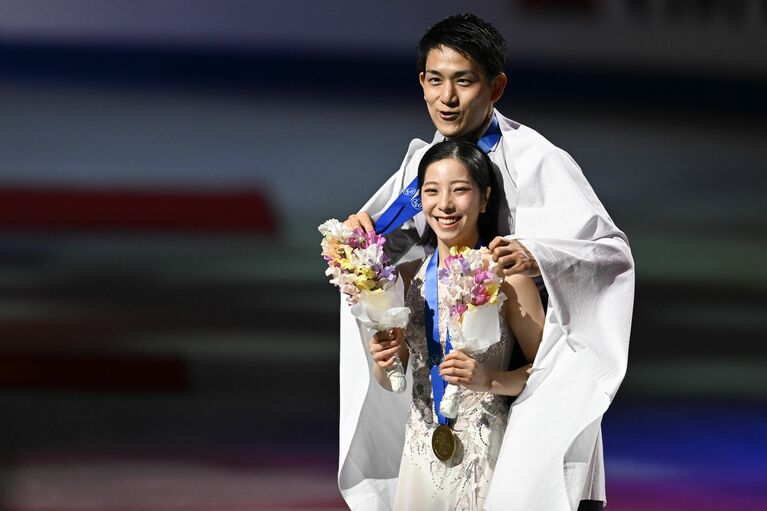 笑顔の三浦璃来と木原龍一　©JMPA