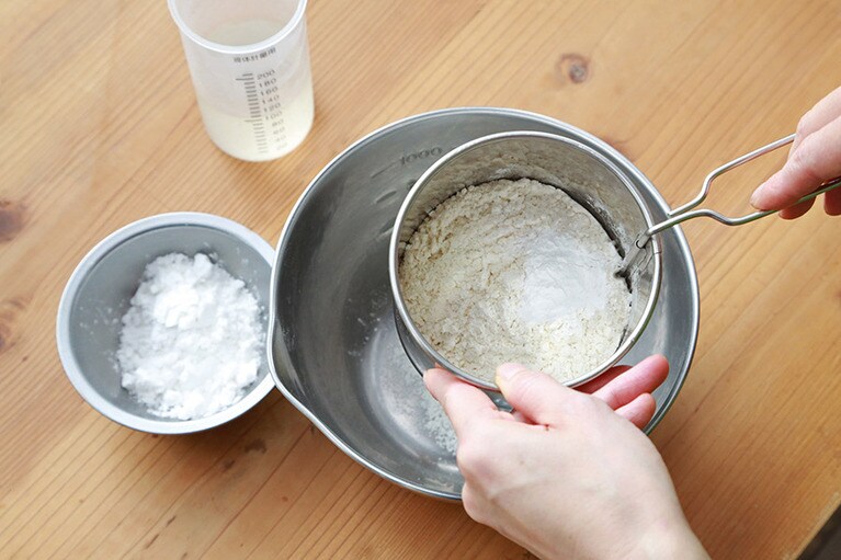 今回は小麦粉と片栗粉、ベーキングパウダーを分けて併せたが、すべて一緒にふるいにかけても良い。小麦粉をふるうことがポイント。