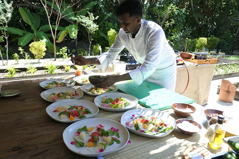 ベジタリアン料理のデモンストレーション。肉や卵の代わりに何を代用しているか、シェフがクイズを出すことも。