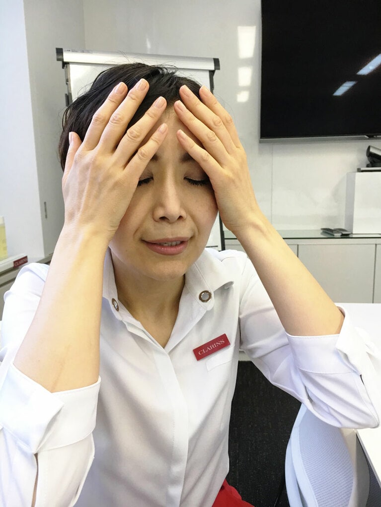 ④顔上部の側面