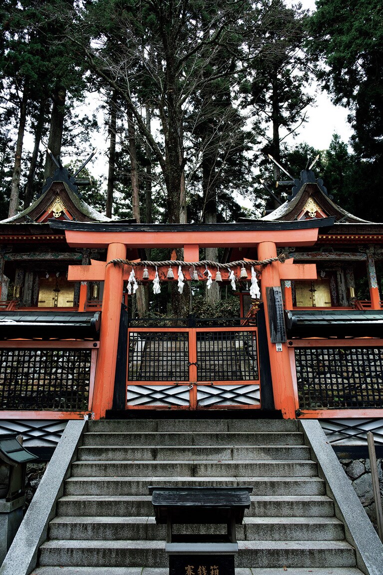 壇上伽藍にある「御社」は高野山の守護神。僧侶が神社をお参りする姿も見られる。