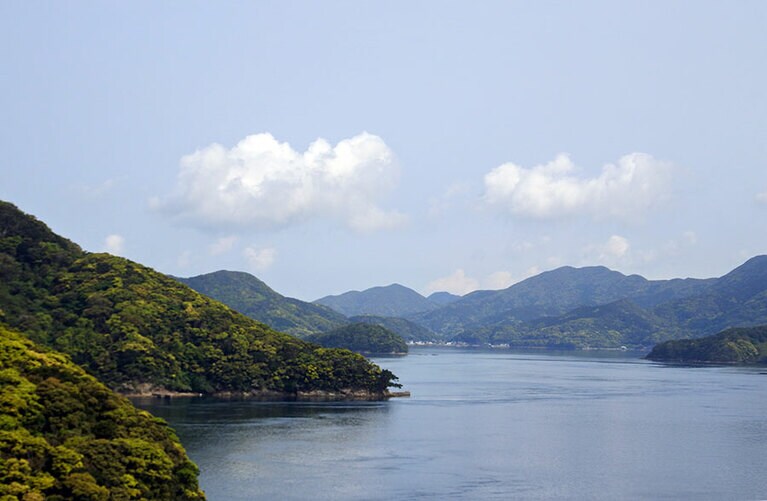 こんもりと緑に覆われた島影が連なっています。