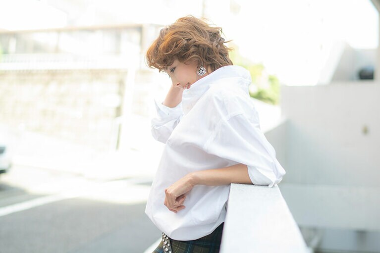 スカート 107,800円、サンダル 125,400円、イヤリング 22,000円／すべてN21 (イザ 0120-135-015)　ブラウス、ベルト／スタイリスト私物