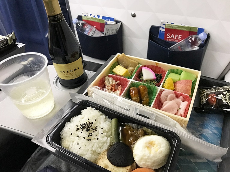 エコノミークラスの和食。牛肉のすき焼き、野菜の煮物、ご飯で、エコノミークラスとは思えない手の込んだ機内食だ。デルタ・ワンと同じミシュラン2ツ星の「一汁二菜うえの」の上野法男シェフが考案・監修している。