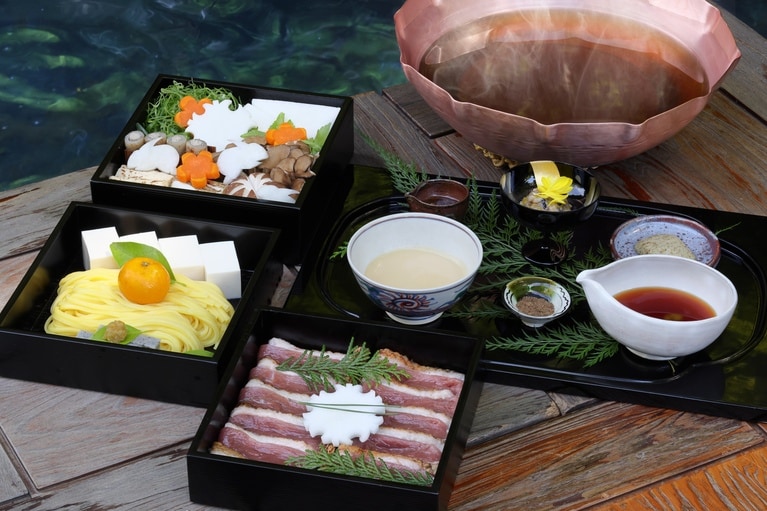 朝の鴨鍋は、平安時代の代表的な練香である「六種の薫物（むくさのたきもの）」から着想を得て、趣の異なる6種の味わいが楽しめる鍋になっている。