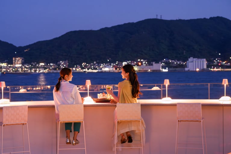 対岸は北九州・門司港。目の前の関門海峡をけっこうな頻度で船が行き交う。